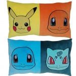 Peluche Pokemon COUSSIN SCENE PIKACHU / SALAMECHE et CARAPUCE / BULBIZARRE  60 CM